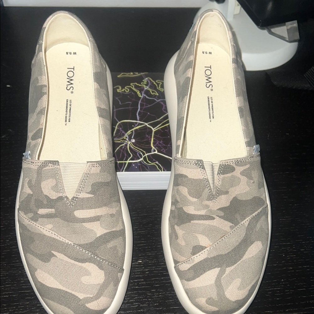 Toms camo Loafers Slip-Ons 9.5